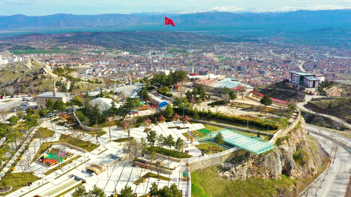 Elazığ Belediyesi şehri yeşille donatmaya devam ediyor