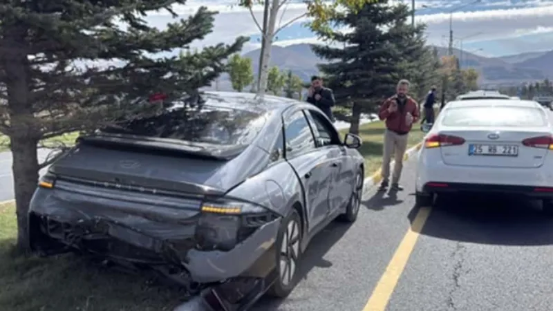 Anahtar Parti konvoyu Erzurum’da kaza yaptı
