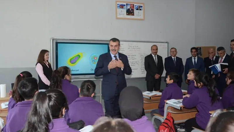 Milli Eğitim Bakanı Yusuf Tekin, Sarıkamış Fen Lisesi’ni ziyaret ederek incelemelerde bulundu