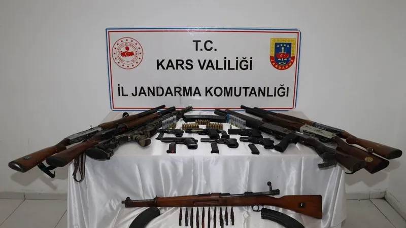 Kars’ta jandarmadan ruhsatsız silah ve aranan şahıslara yönelik operasyon