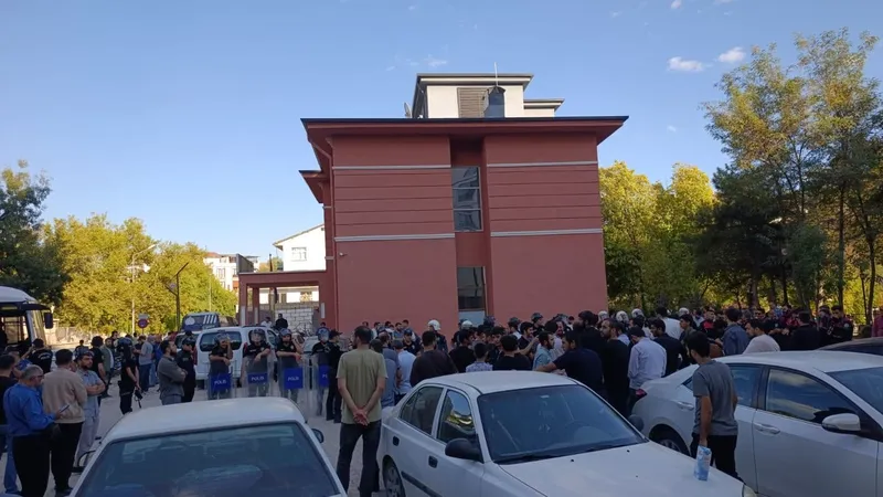 Elazığ’da izinsiz yürüyüşe polis müdahalesi