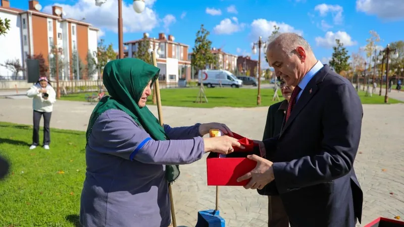 Başkan Özlü, “Bayrak Kahramını”nı taltif etti