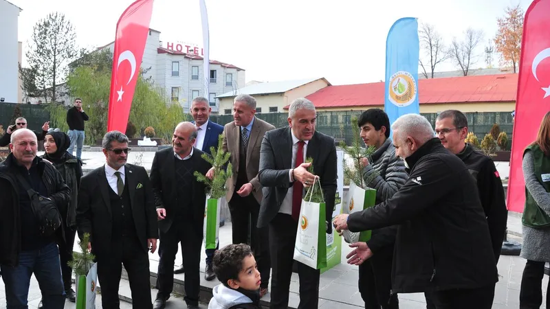 Kars’ta Milli Ağaçlandırma Günü’nde Bin Fidan Vatandaşlara Dağıtıldı
