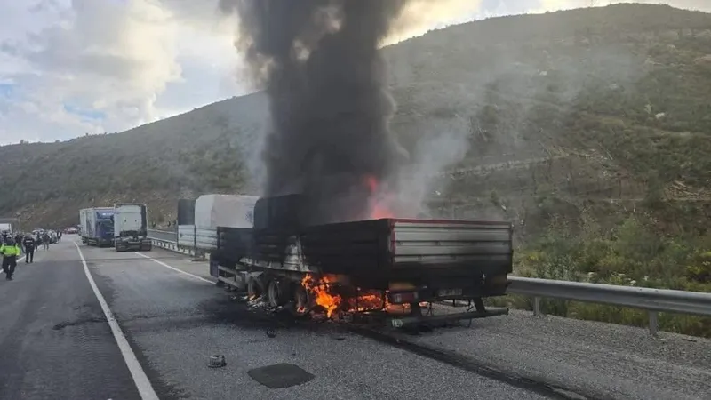 Manavgat’ta mermer yüklü tır alev alev yandı