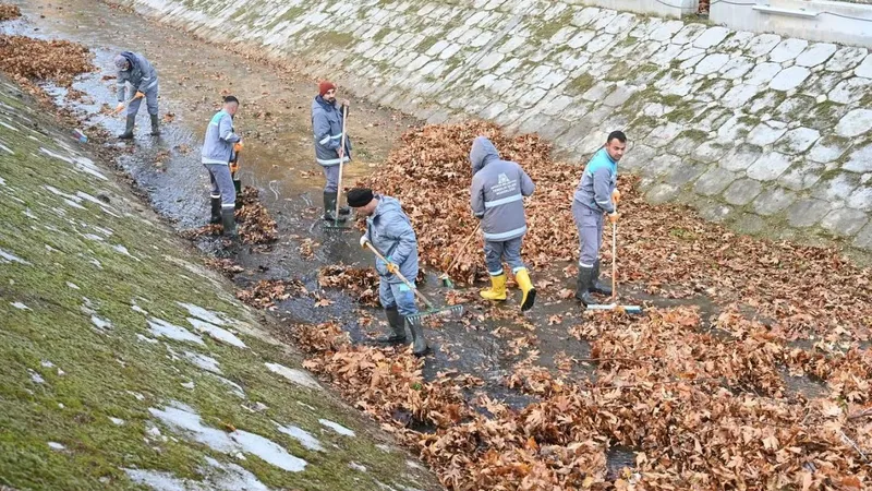 Çayboyu kanalı temizleniyor