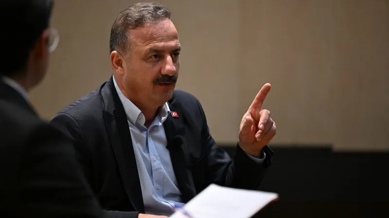 Ağıralioğlu’ndan gençlere sert mesajlar: “Dünya lideriysen bu ülkenin hâli ne?”