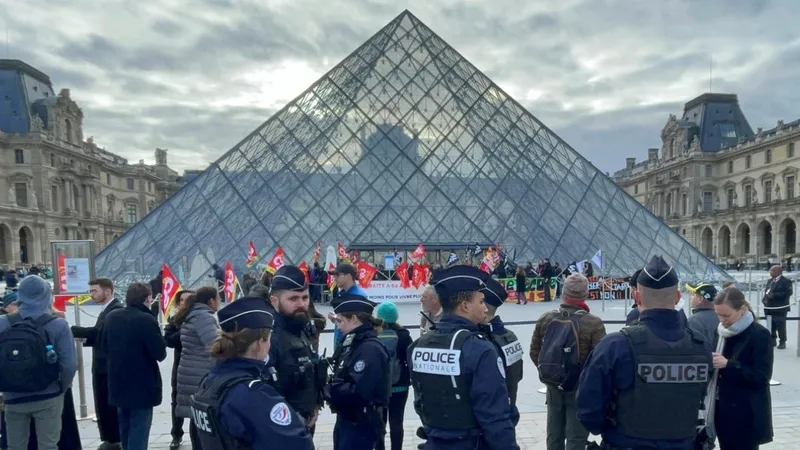 Louvre soygununda 4 yeni gözaltı: 88 milyon euro değerinde mücevherler kayıp