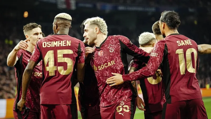 Galatasaray, Amsterdam’da şov yaptı: Osimhen’den tarihi “hat-trick”