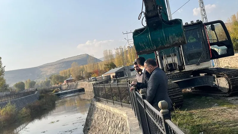 Digor Kaymakamı Ahmed Tayyib Kahraman, çay temizliğini yerinde inceledi