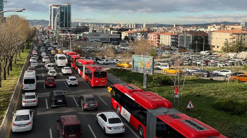 Ankara’da artan araç sayısı trafiğe 22 dakikalık yük getirdi