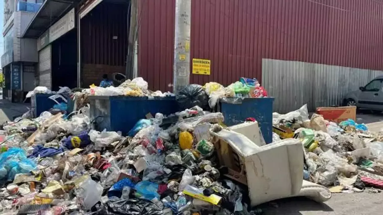 Maltepe’de belediye işçileri eylemde: Çöp konteynerleri doldu taştı