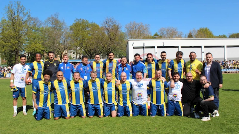 Fenerbahçe ve Schalke futbolcuları dostluk maçında karşı karşıya geldi