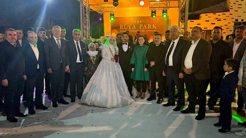 Adana’da görkemli düğün: Siyaset ve iş dünyası aynı masada