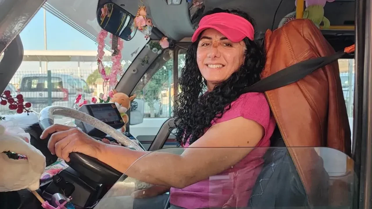 Adana yollarında kadın dolmuş şoförü