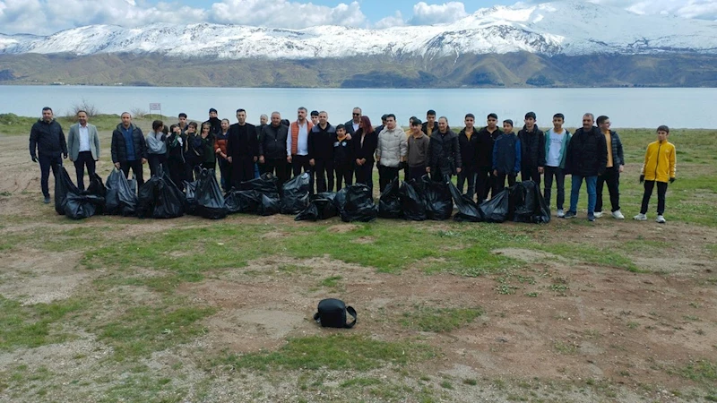 Hazar Gölü çevresinde temizlik yapıldı