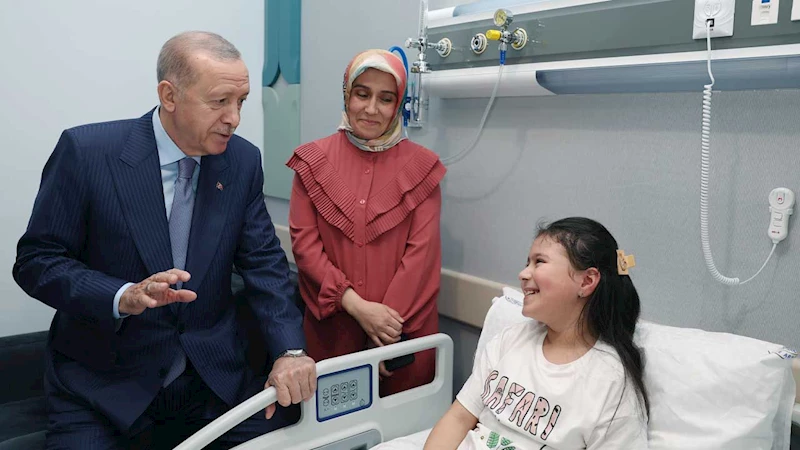 Cumhurbaşkanı Erdoğan açılışını yaptığı hastanede hastaları ziyaret etti