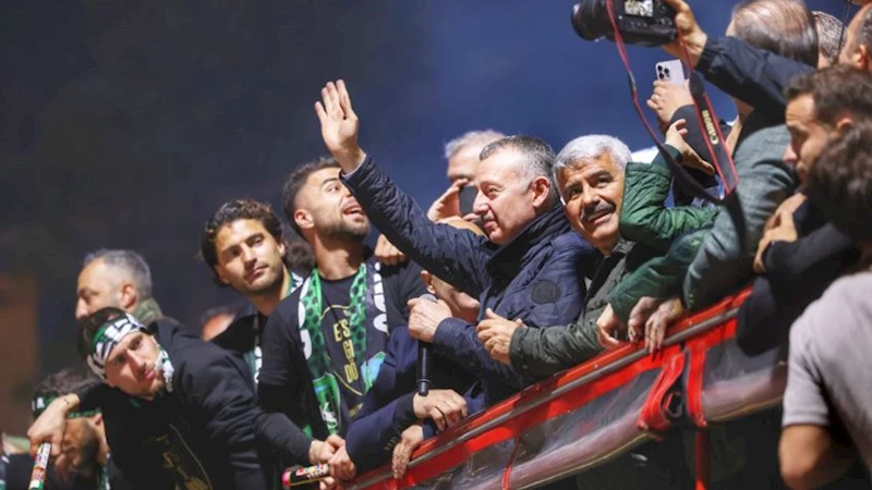 Kocaeli’de Büyükakın’a taraftardan büyük sevgi gösterisi