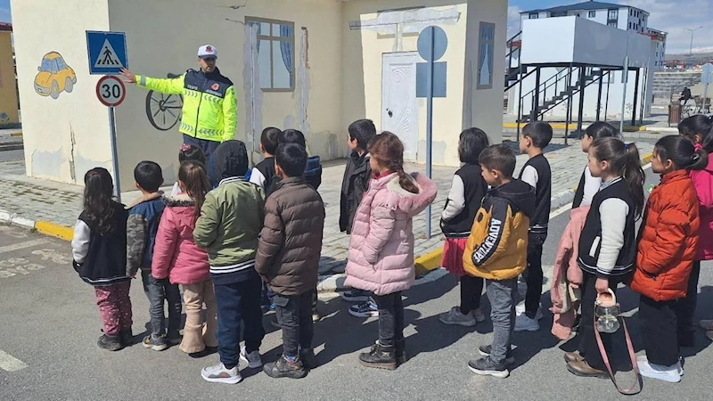 Kars’ta jandarmadan ilkokul öğrencilerine trafik eğitimi