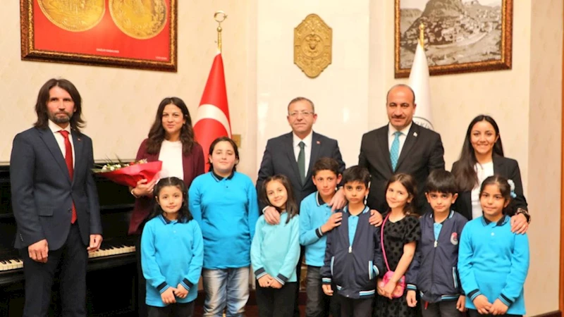 Kars Valisi Polat, koltuğunu 4. sınıf öğrencisi Yusuf Hacıyusufoğlu