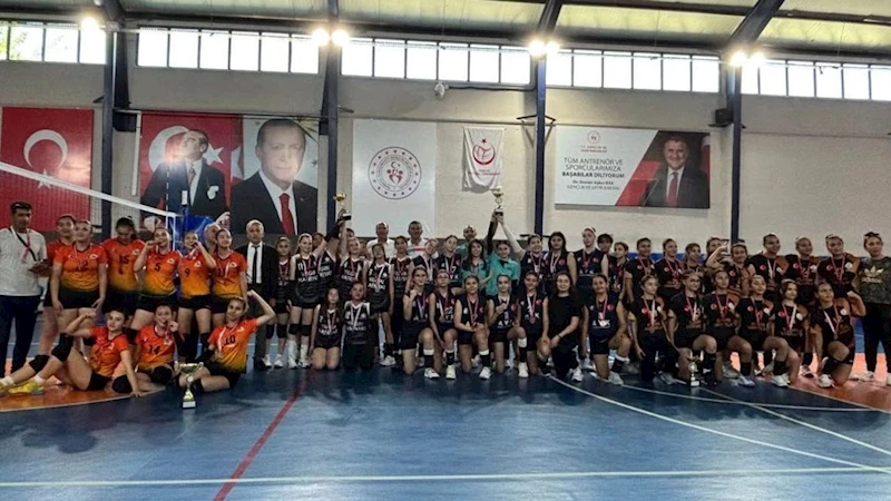 Serik Yıldızlar ve Küçükler Kızlar Voleybol İlçe Şampiyonası sona erdi