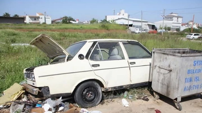 Antalya’da Fiat Tofaş marka otomobil çöpe atıldı