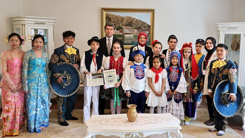 Amasya Valisi Önder Bakan ve eşi, yabancı misafir çocukları evinde ağırladı