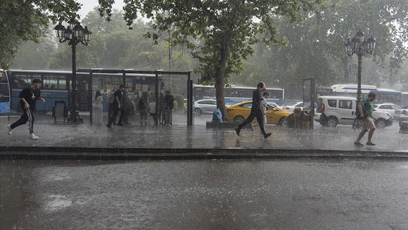 Ankara’da sağanak yağış hayatı felç etti: Meteoroloji 15 ili uyardı
