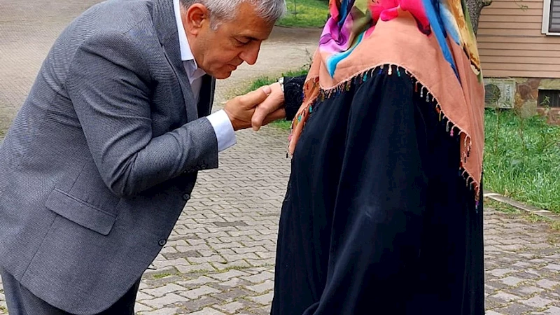 Merkez Sağ Parti Genel Başkan Yardımcısı İlyas Mercan, anne duası için köyüne geldi