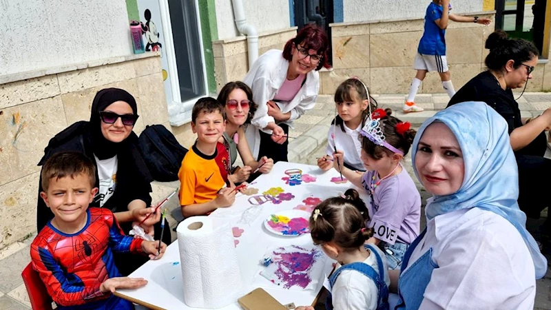 Öğrenciler, anneler günü hediyelerini  anneleriyle birlikte hazırladılar