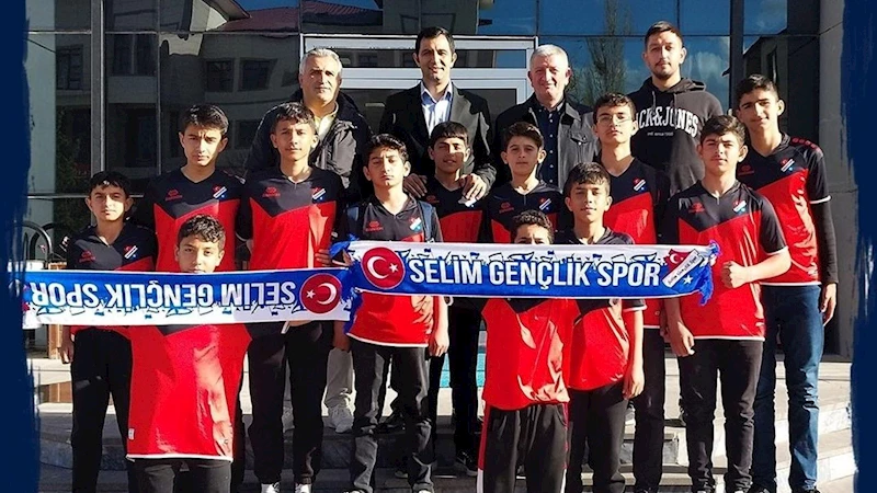 Selim U15 şampiyon takımından Başkan Barış Koç