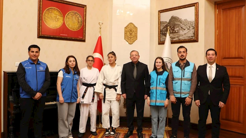 Gençlik Haftası kapsamında gençlerden Vali Polat