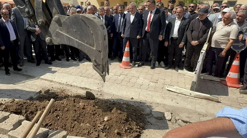 Eğirdir Pınar Pazarı’na doğalgaz için kazma vuruldu