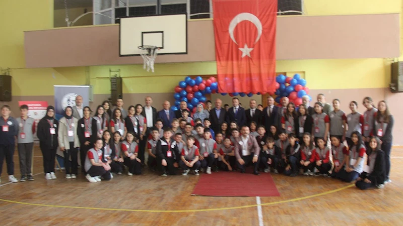 “TÜBİTAK 4006 B Bilim Fuarı”nda geleceğin bilim insanları göz kamaştırdı