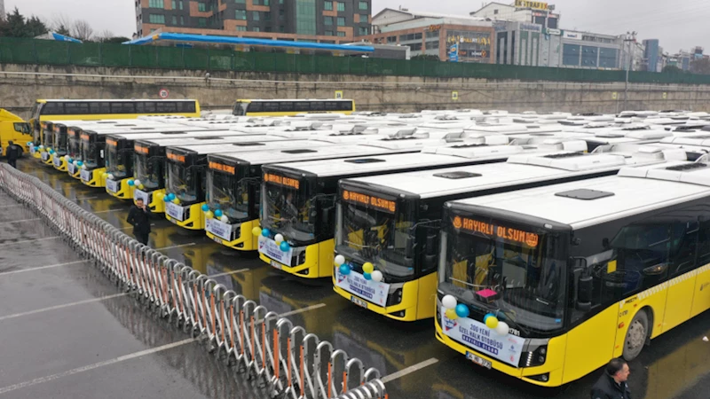 İstanbul’da özel halk otobüsleri kontak kapattı: Duraklarda yoğunluk yaşanıyor