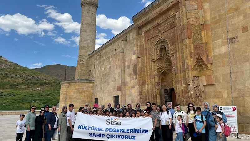 Çocuklar eserleri hayranlıkla inceledi