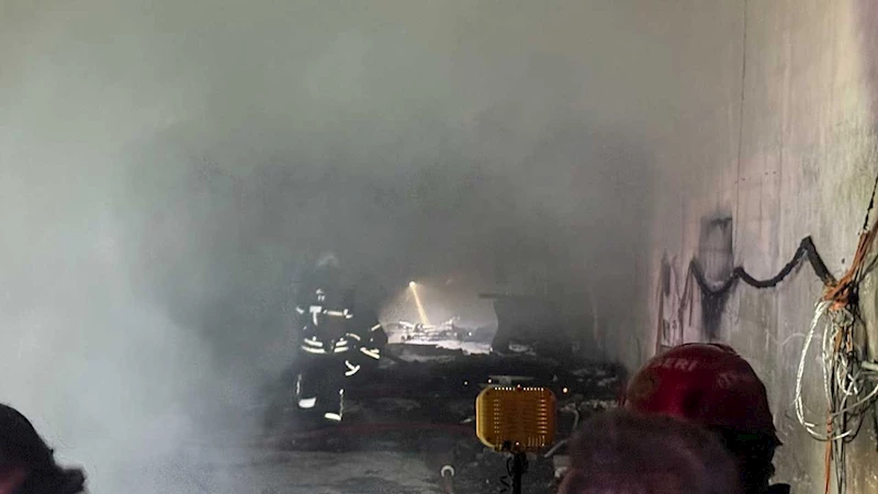 Kayseri’de mobilya deposunda yangın: Polisi̇n duyarlılığı felaketi önledi