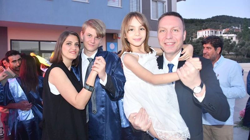 Kaymakam Böke’nin oğlu Efe, diplomayı babasının elinden aldı