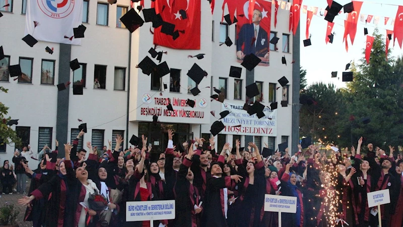 Beşikdüzü MYO 30. Dönem mezunlarından 282 kişi kep sevinci yaşadı