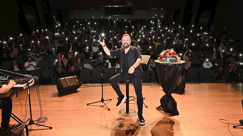 Talha Bora Öge ve orkestrası ile şiir ve türkü şöleni yaşandı