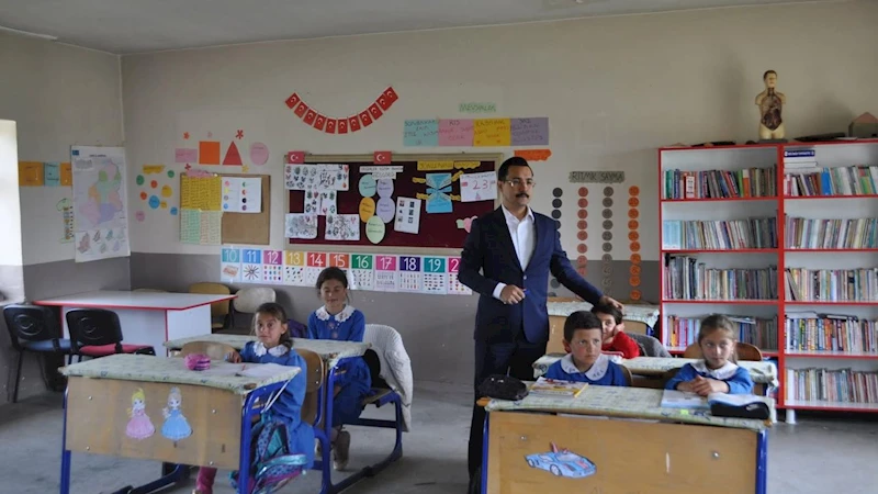 Akyaka Kaymakamı İsmail Demirtaş, Hacıpiri Köyü İlkokulunu ziyaret etti