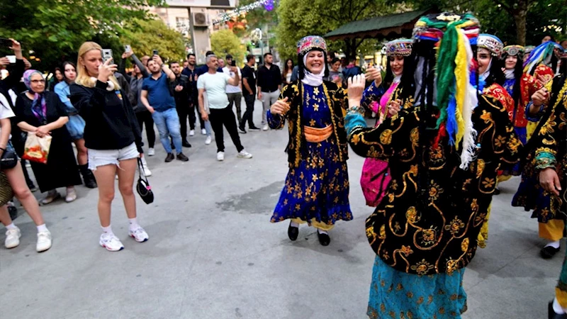 Halk Dansları Festivali sokaklara taştı