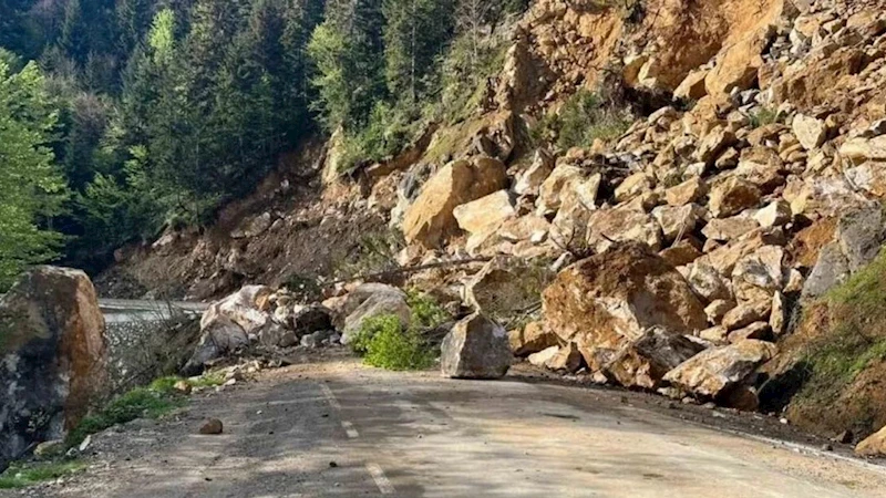Giresun’da heyelan ulaşımı durdurdu