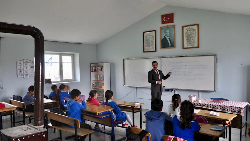 Akyaka Kaymakamı İsmail Demirtaş, okul ziyaretlerine devam ediyor