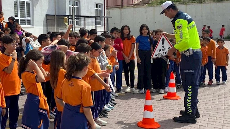 Jandarmadan öğrencilere trafik eğitim semineri