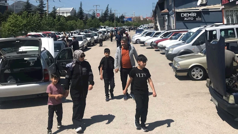 Isparta araba pazarı tıklım tıklım: Her hafta yoğun ilgi görüyor