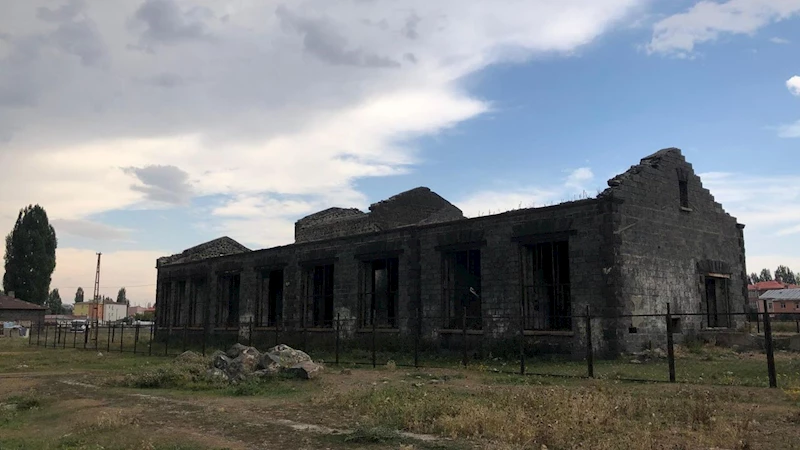 Tarihi Süt Fabrikası kaderine terk edildi: Mahalle sakinleri yetkililerden yardım bekliyor