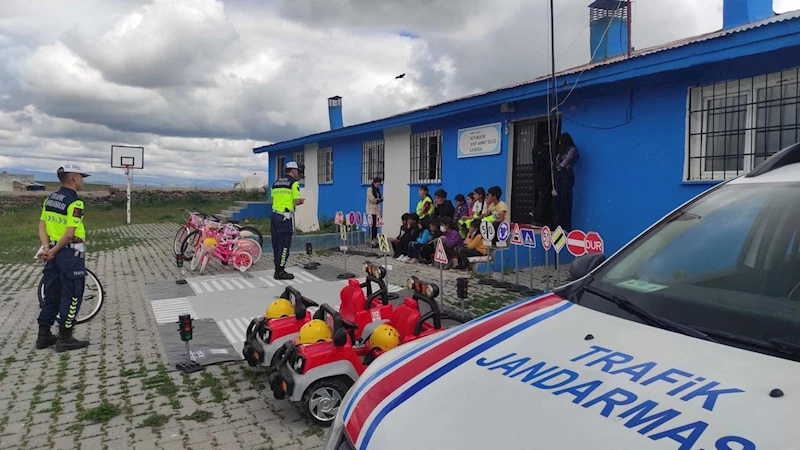 Kars’ta öğrencilere trafik eğitimi düzenlendi