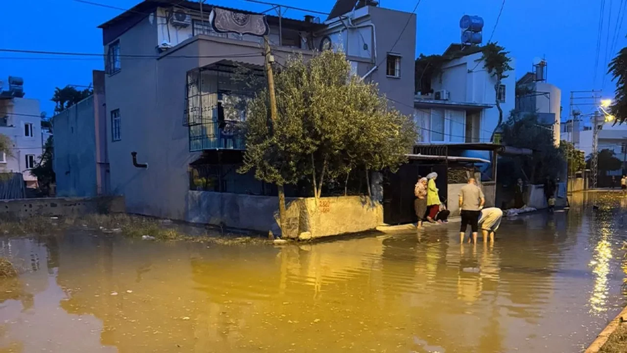 Adana’da içme suyu hattı patladı: 20 ev sular altında kaldı