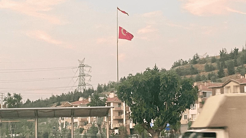 Gölbaşı’nda dev bayrak yenilenmeyi bekliyor