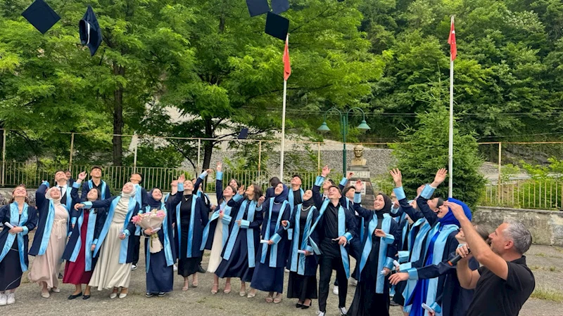 Şalpazarı Anadolu Lisesi 9. Mezunlarından 29 öğrenci kep fırlattı
